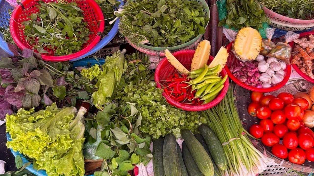 many different types of vegetables are displayed on a table