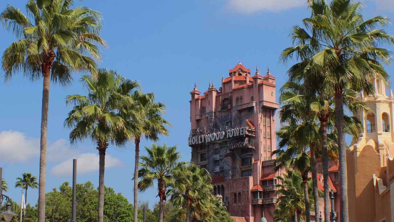 the hollywood tower hotel is seen in front of palm trees