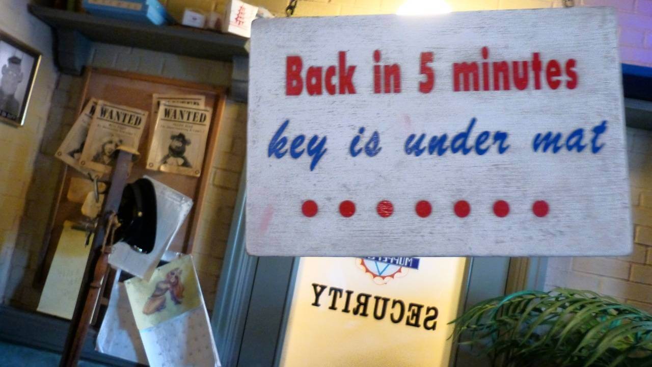 a sign that says back in 5 minutes