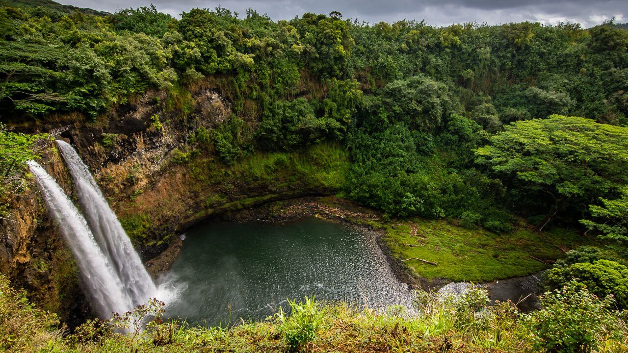 waimea falls, kauai, hawaii - waterfall stock videos & royalty-free footage