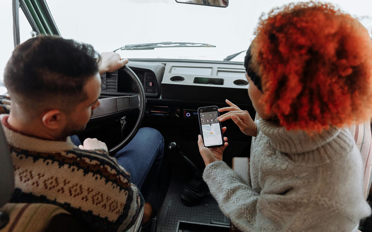 Passenger showing driver their phone 