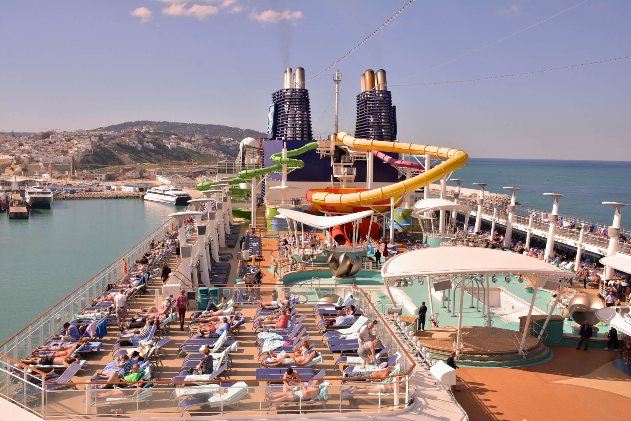 pool deck on the norwegian epic