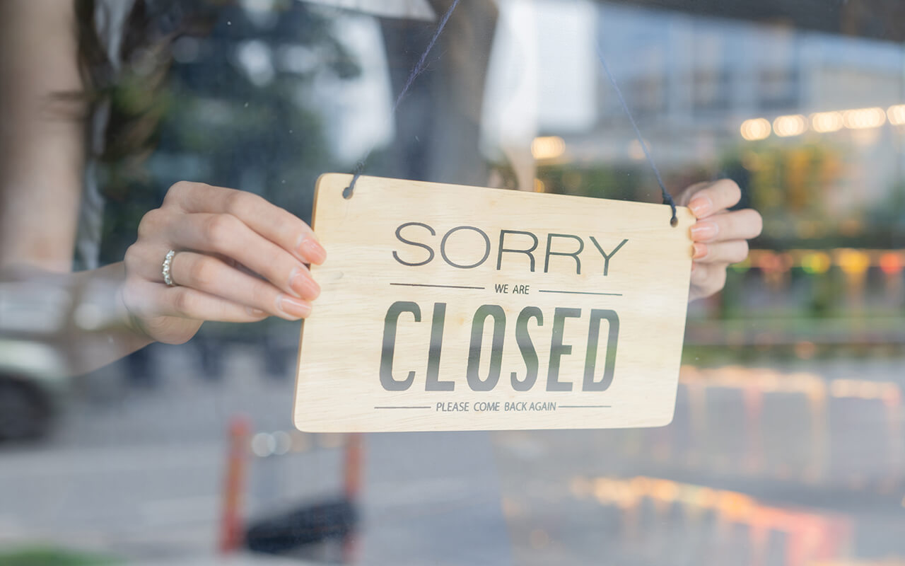 Closed sign on a restaurant door