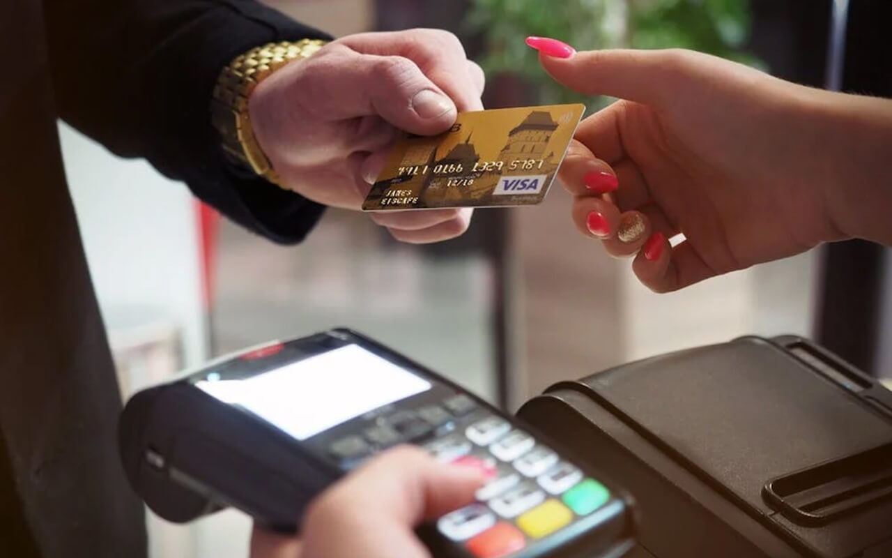 Person paying for a purchase with a credit card