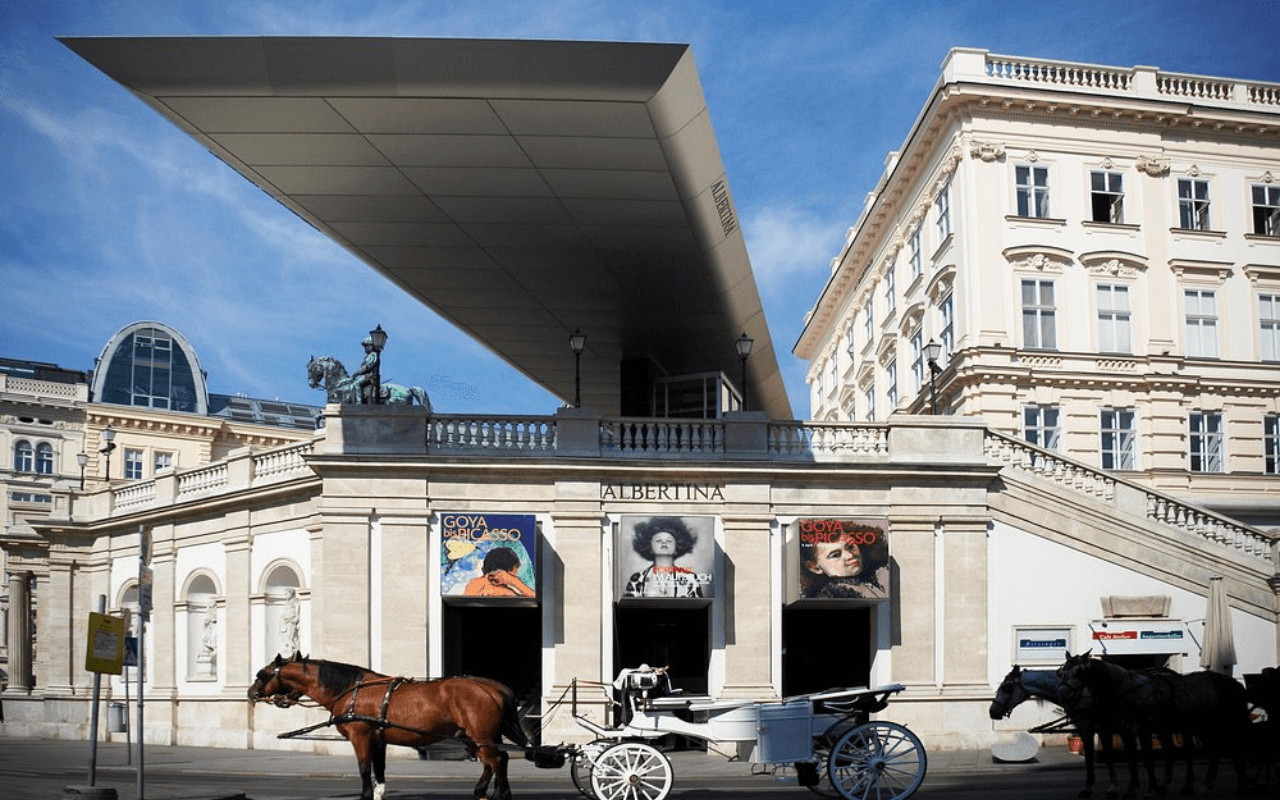 horses pulling carriages 