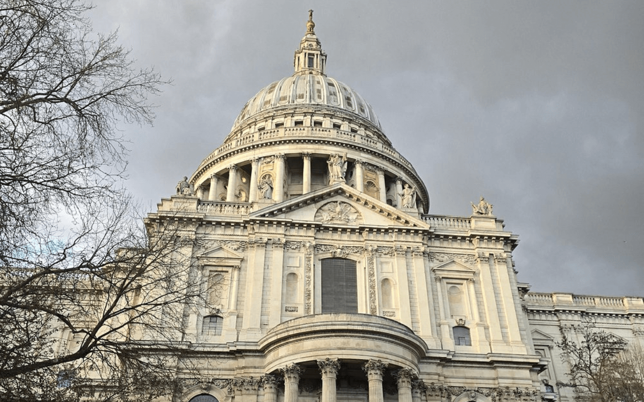 outside view of st pauls cathedral 