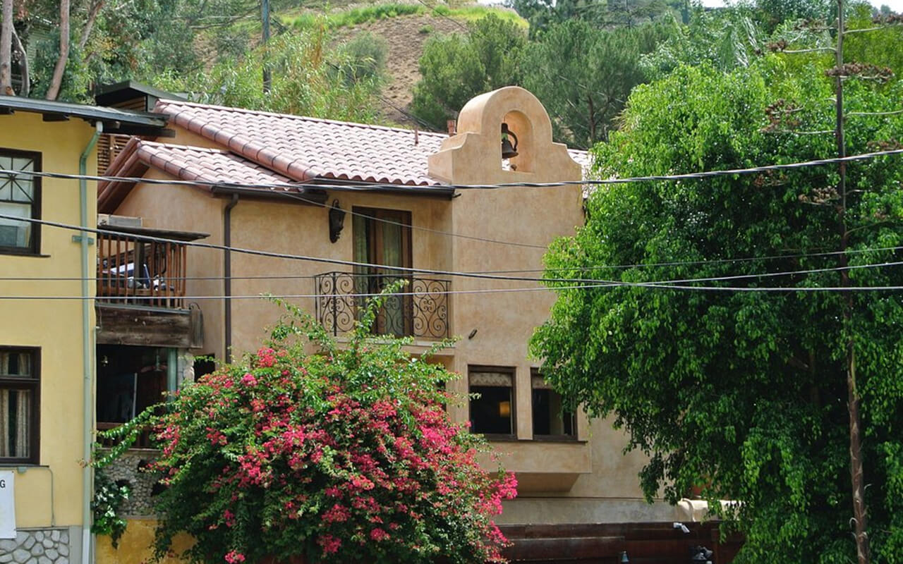 Abandoned Mansion in Laurel Canyon