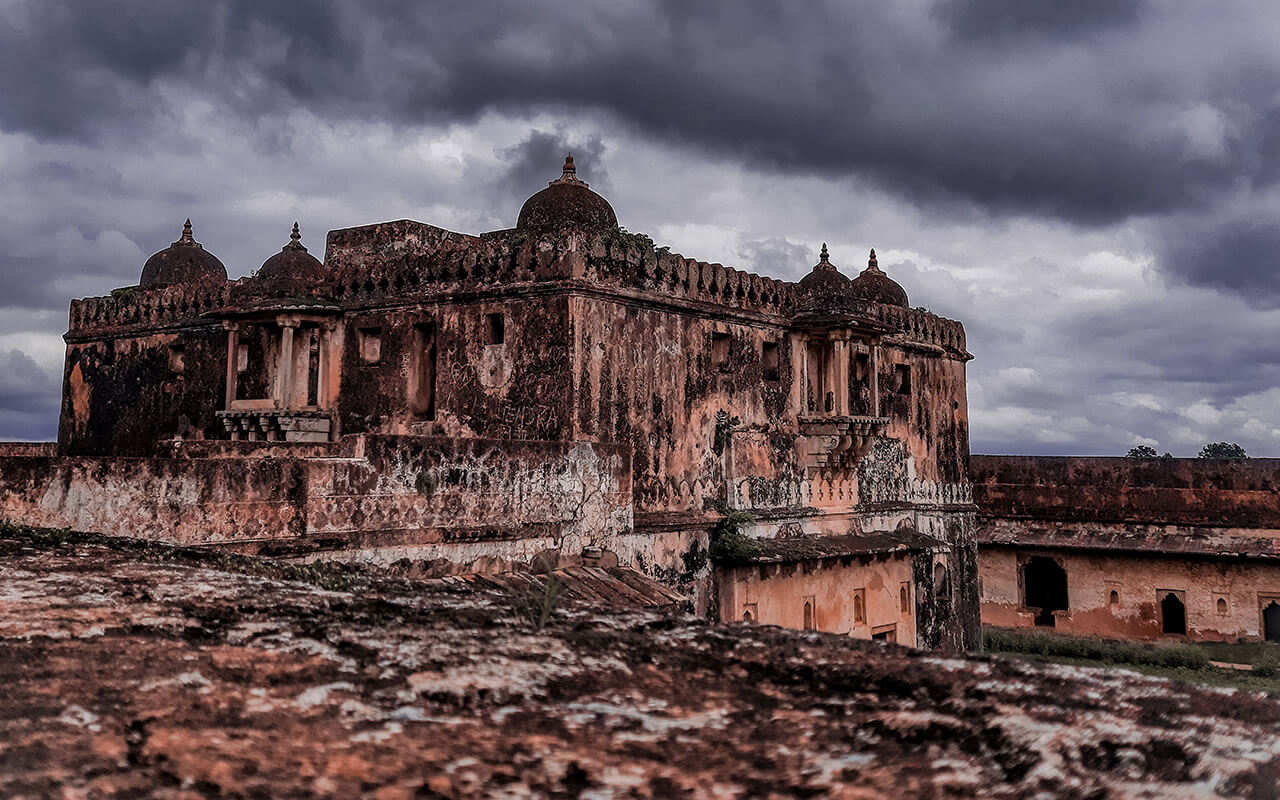 A palace located in Bihar rohtas district its name as rohtas fort it's one of haunted palace in India