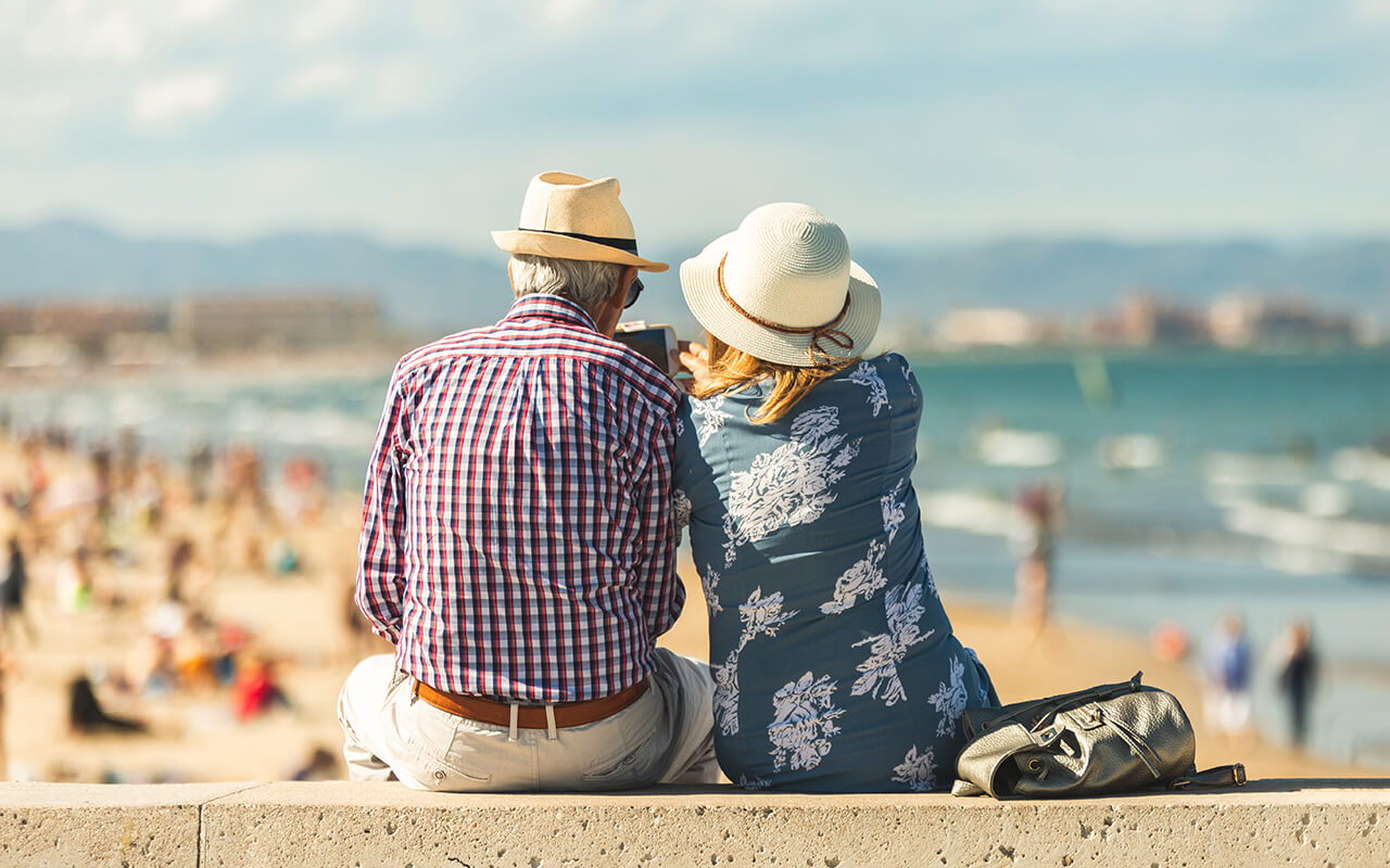Elderly couple traveling 