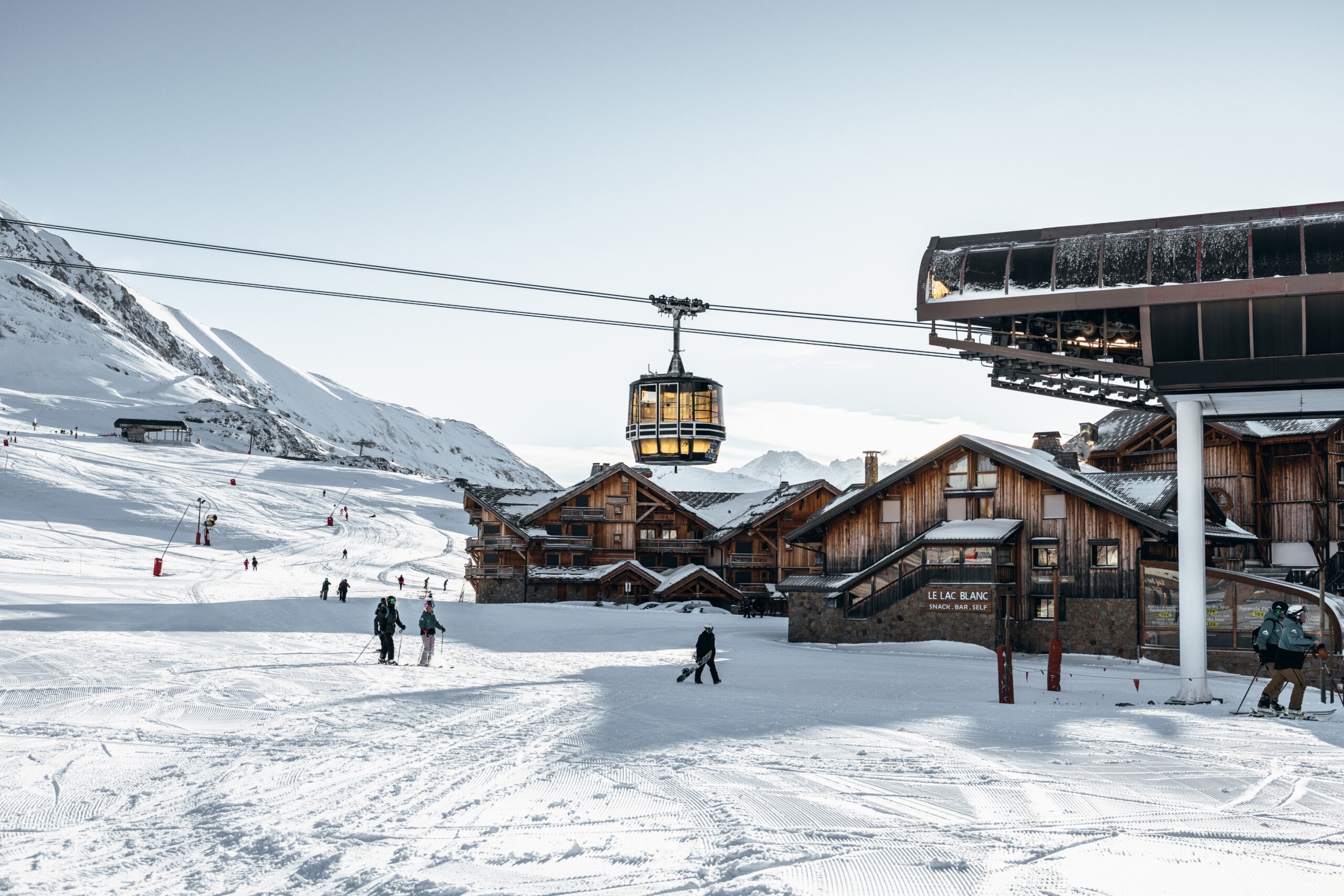 Station de l'Alpe d'Huez avec ses pistes et remontées mécaniques
