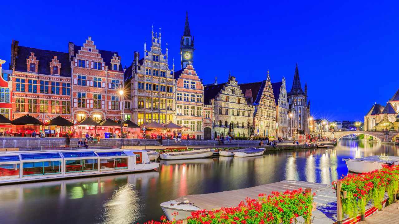 the city of bruges in belgium at night