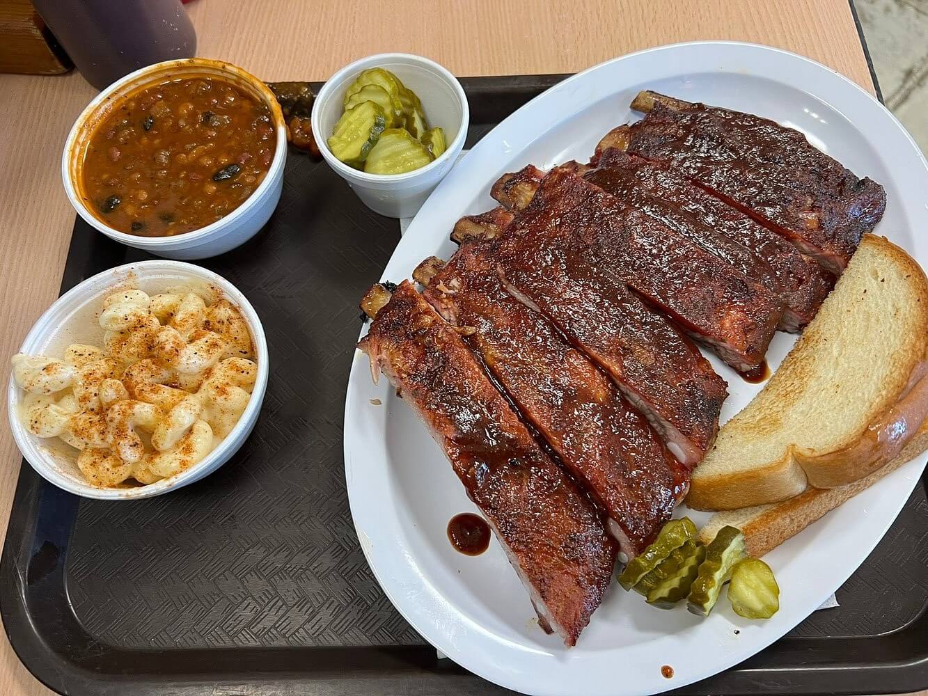 bbq platter with mac and cheese