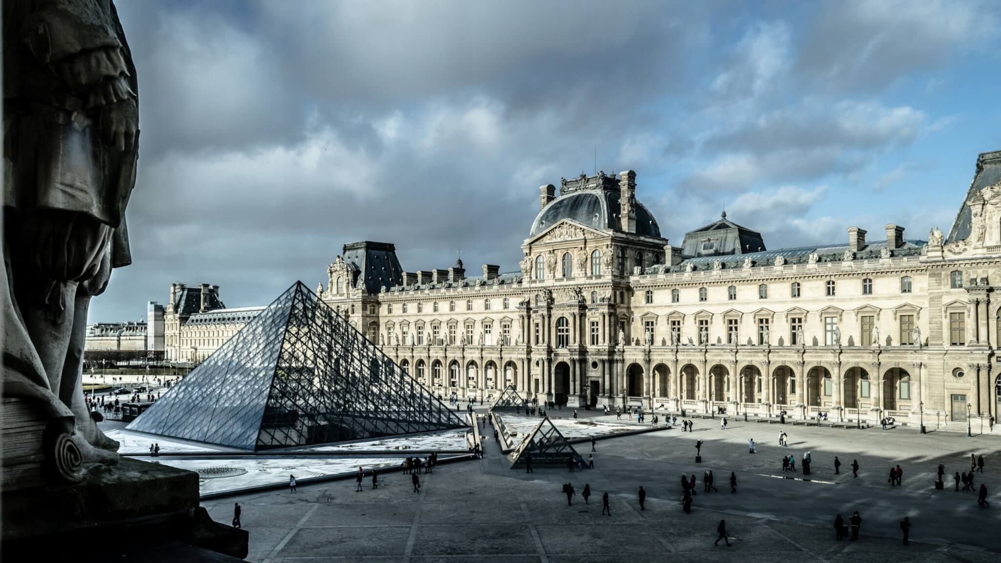 the louvre pyramid