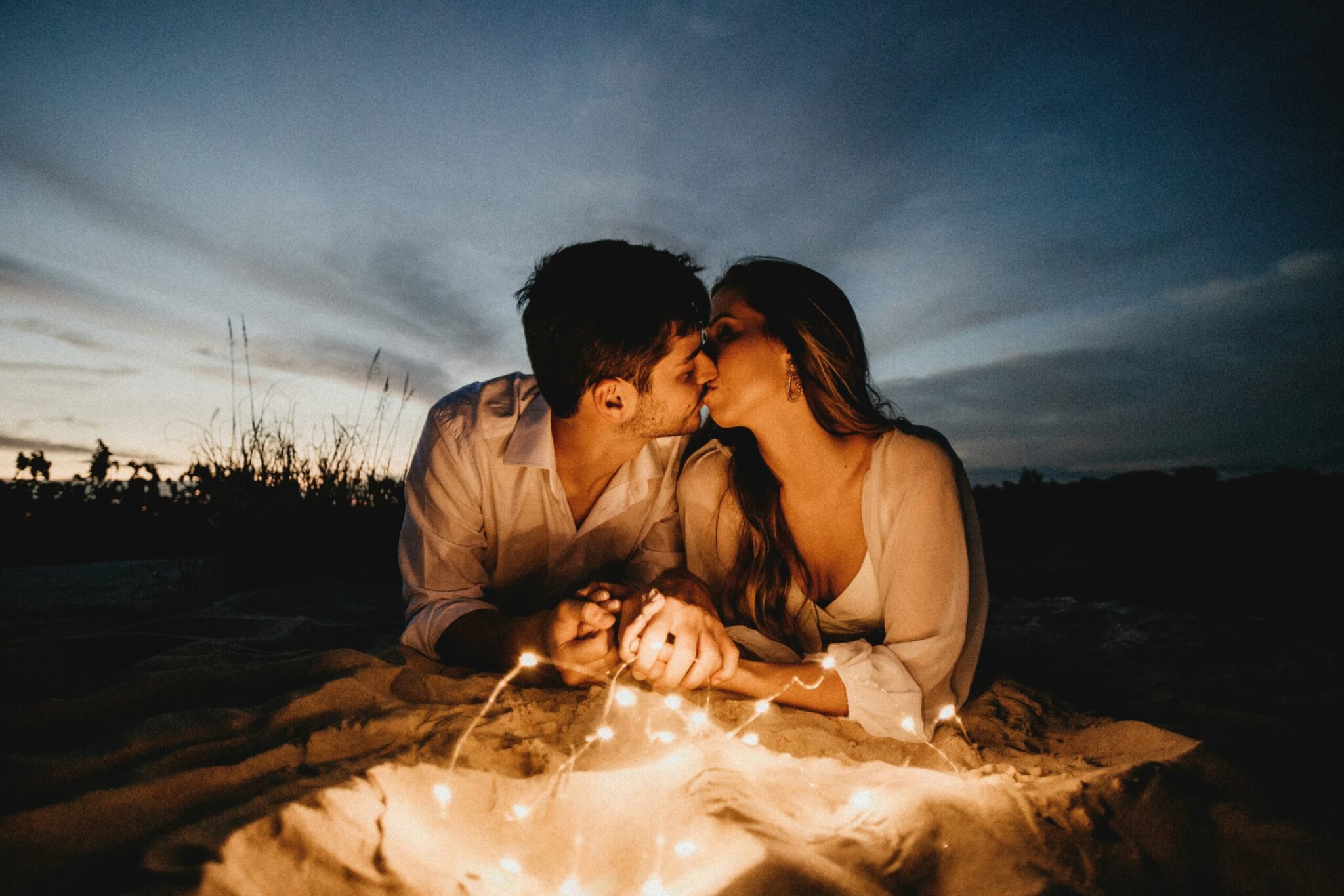 couple kissing