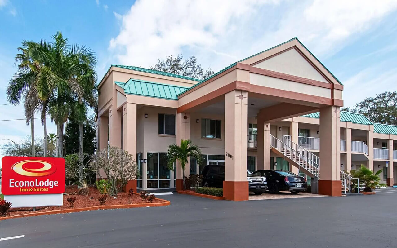 Econo Lodge Inn & Suites