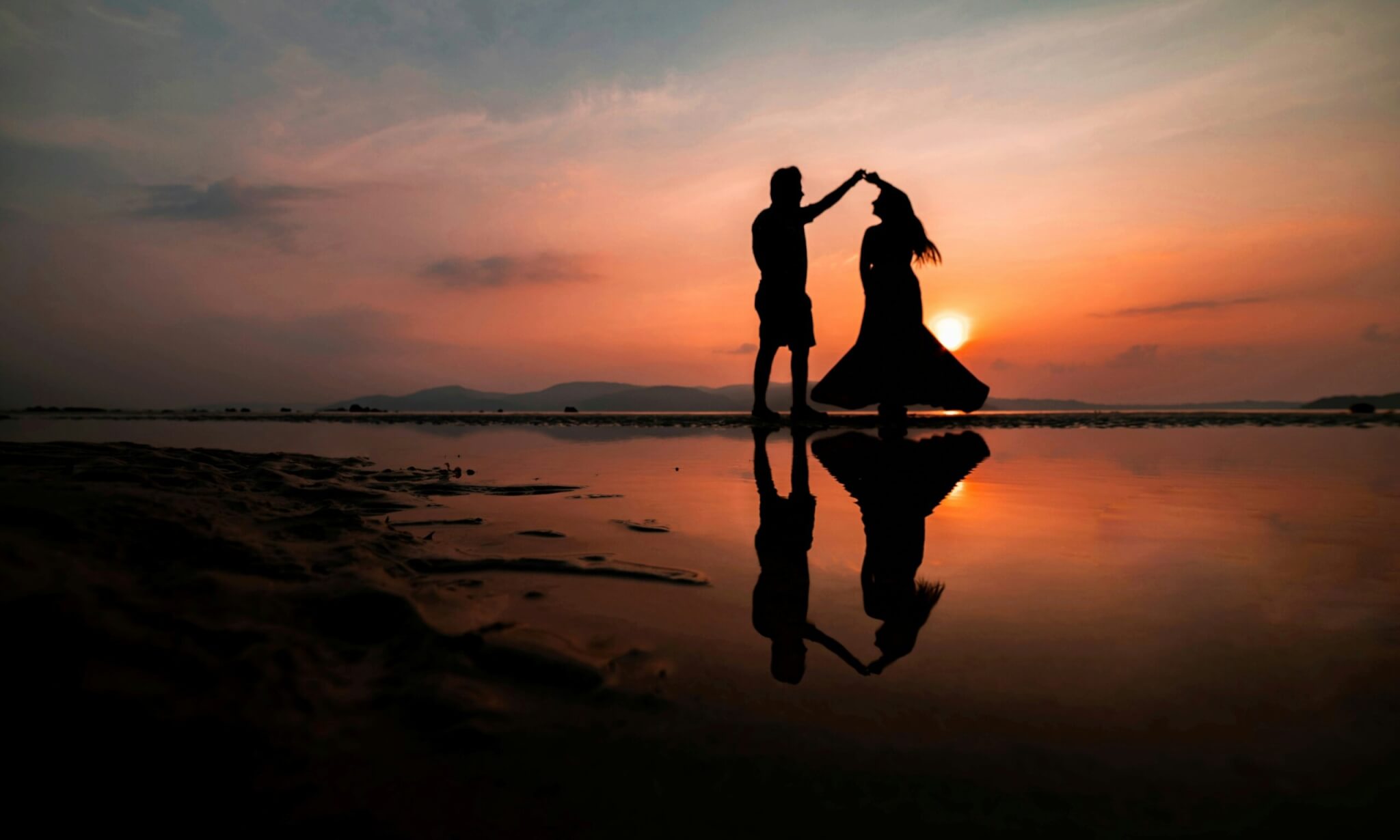 couple dancing in the sunset