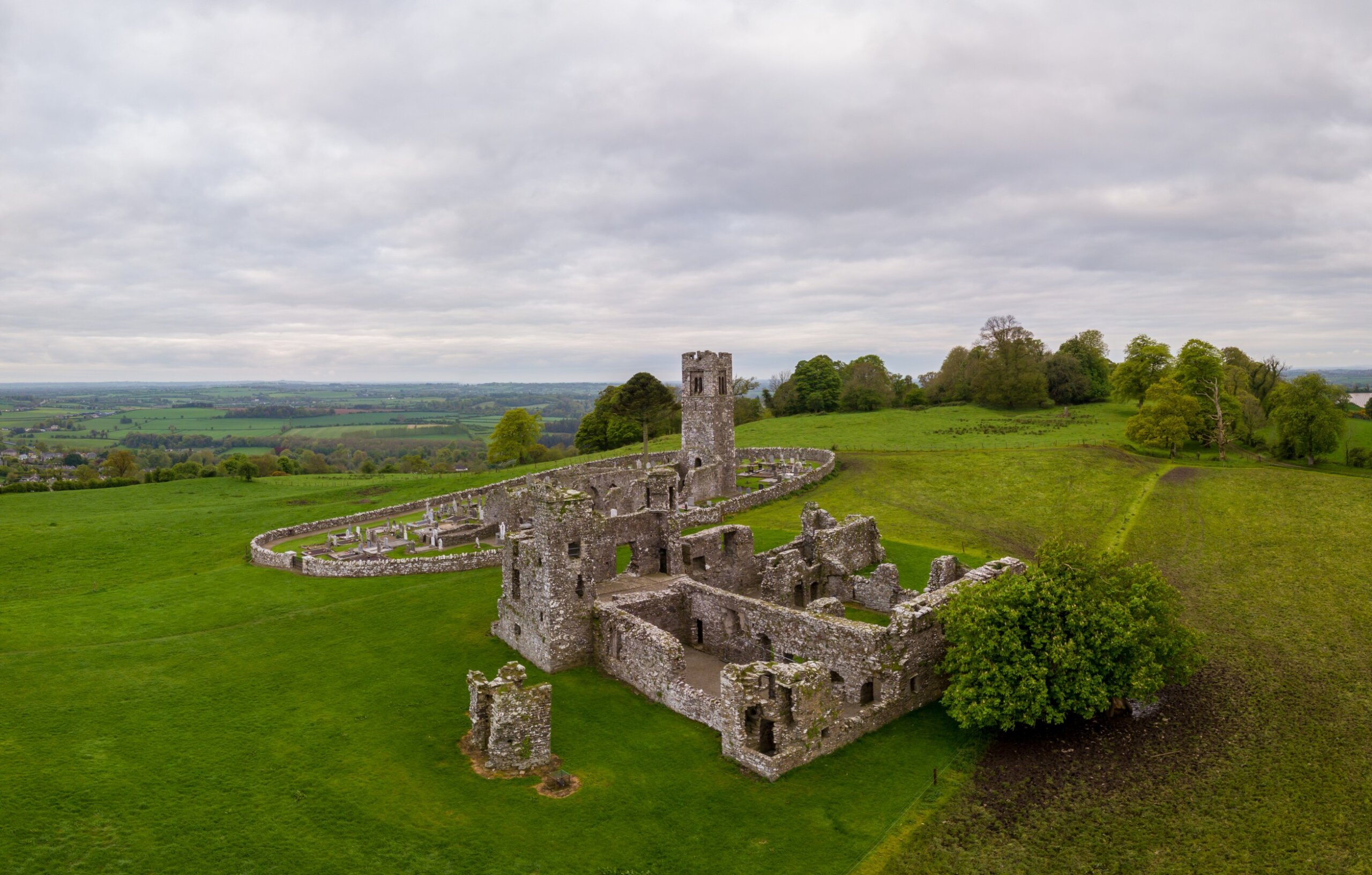 The ruins that can be seen on the Hill of Slane today originate from a Franciscan church built here in 1512. On the hill, however, there was an abbey dating back to St. Patrick in the centuries before