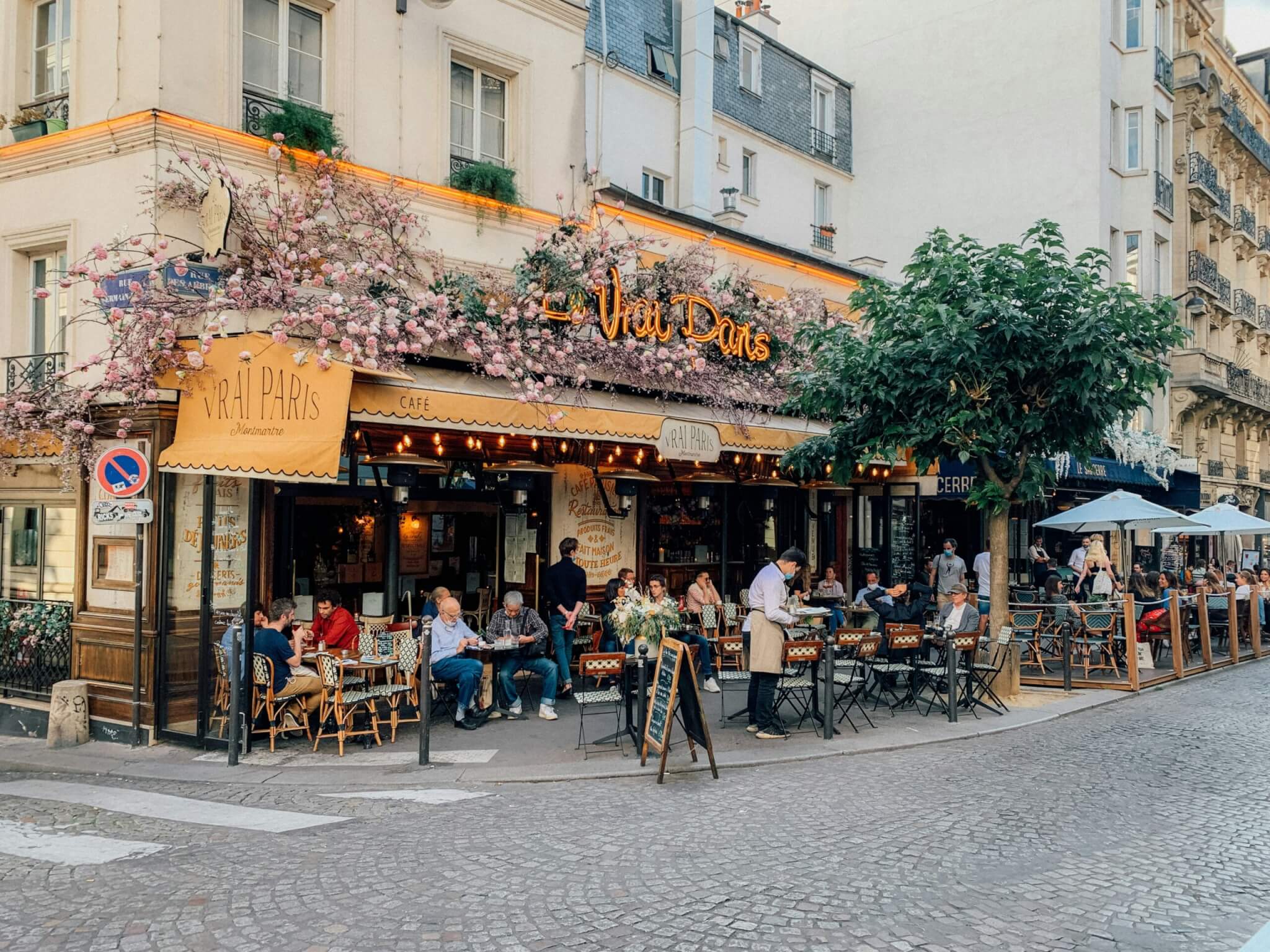 Vrai Paris restaurant with outdoor seating