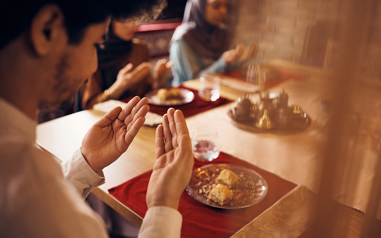 Family praying during Ramadan
