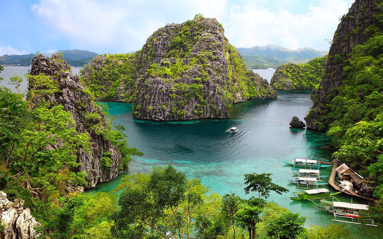 Turquoise lagoon and limestone cliffs in El Nido, Palawan, near top accommodation options