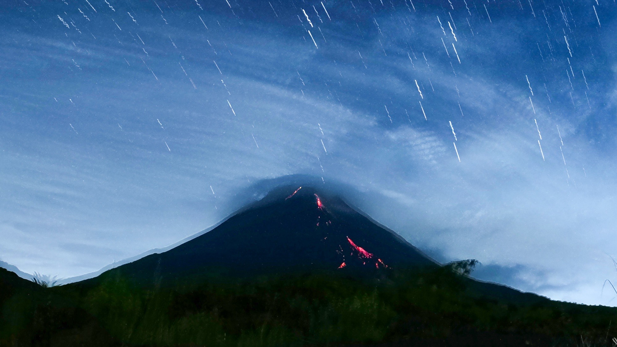Views of the lava flow and shining stars in the middle of the night. 