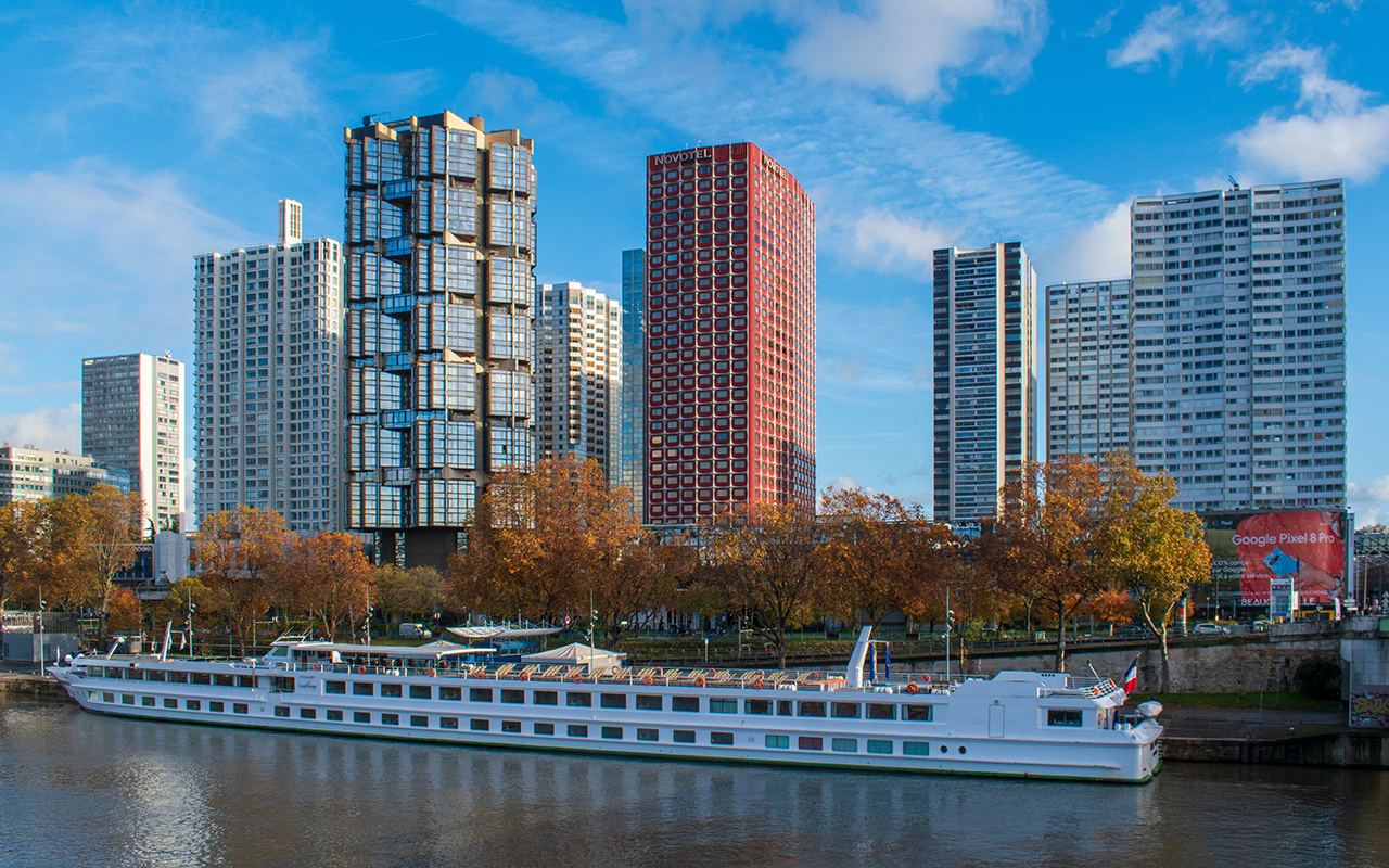 Bateau de croisière de la compagnie Croisieurope sur la Seine, au niveau du quartier Beaugrenelle, à Paris, France