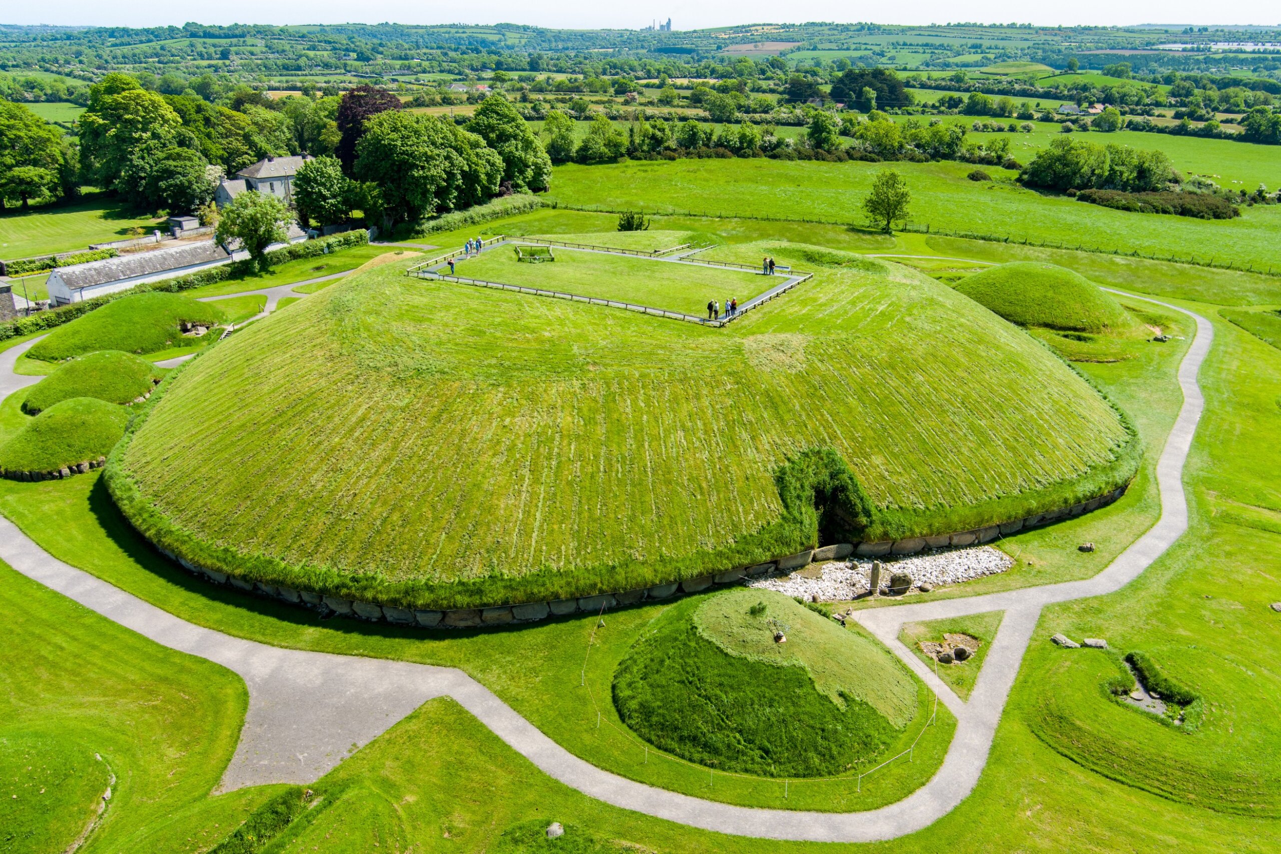 Knowth, the largest and most remarkable ancient monument in Ireland. Spectacular prehistoric passage tombs, part of the World Heritage Site of Bru na Boinne, valley of the River Boyne.