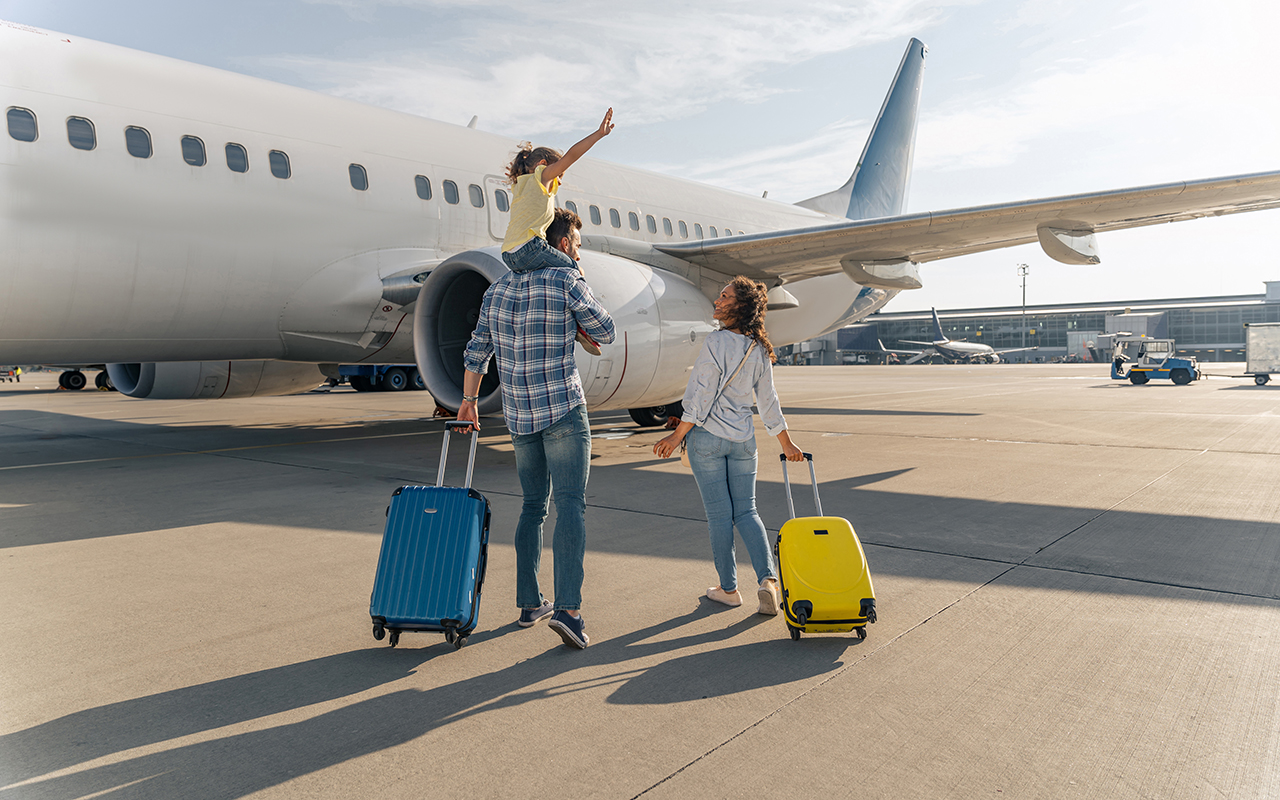 Family boarding airplane 