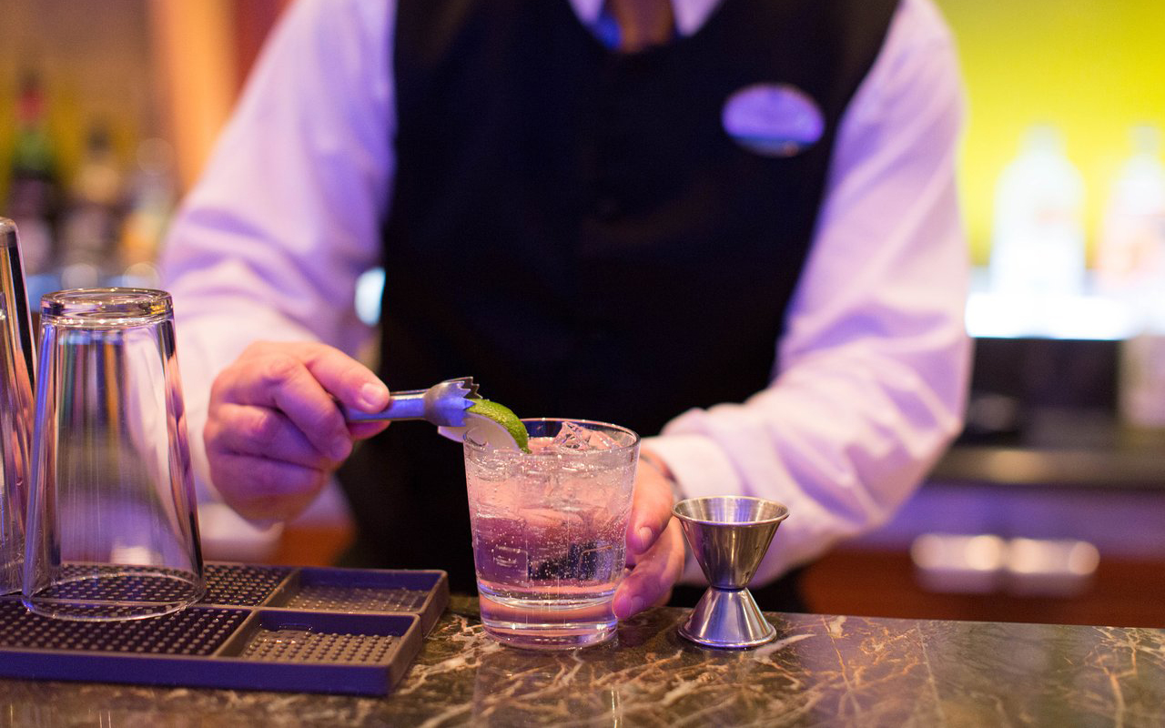 Schooner Bar on Allure of the Seas