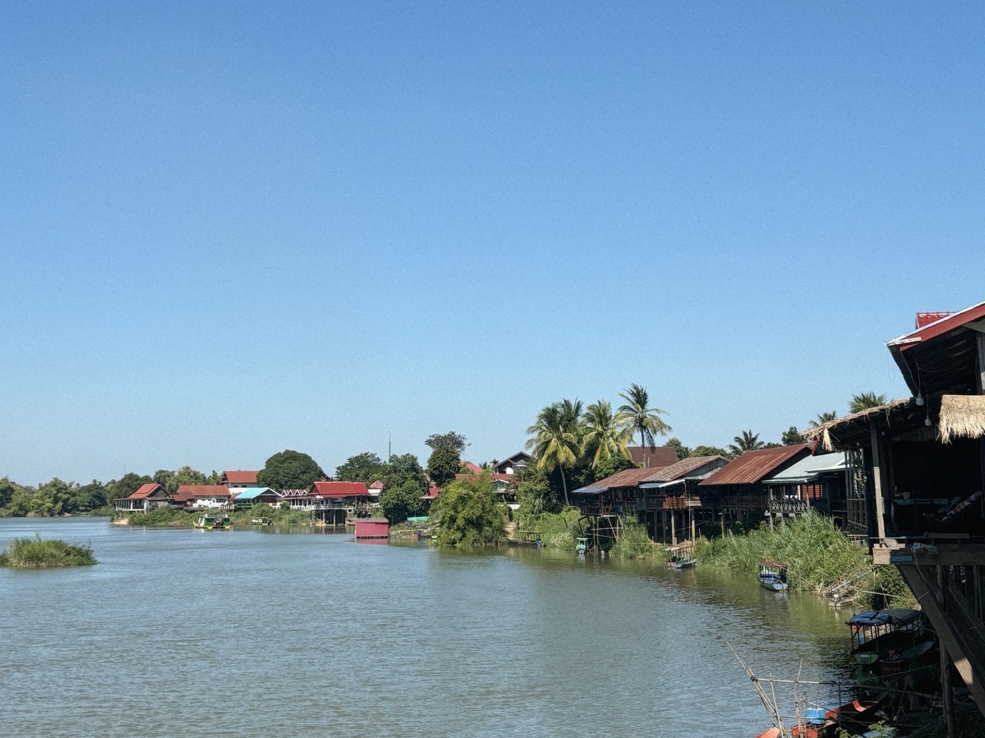 The riverside of Don det island.