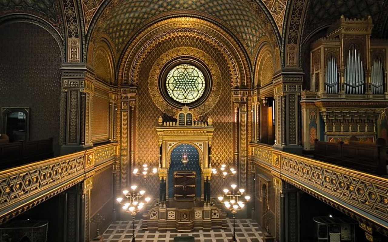 inside spanish jewish synagogue in prague

