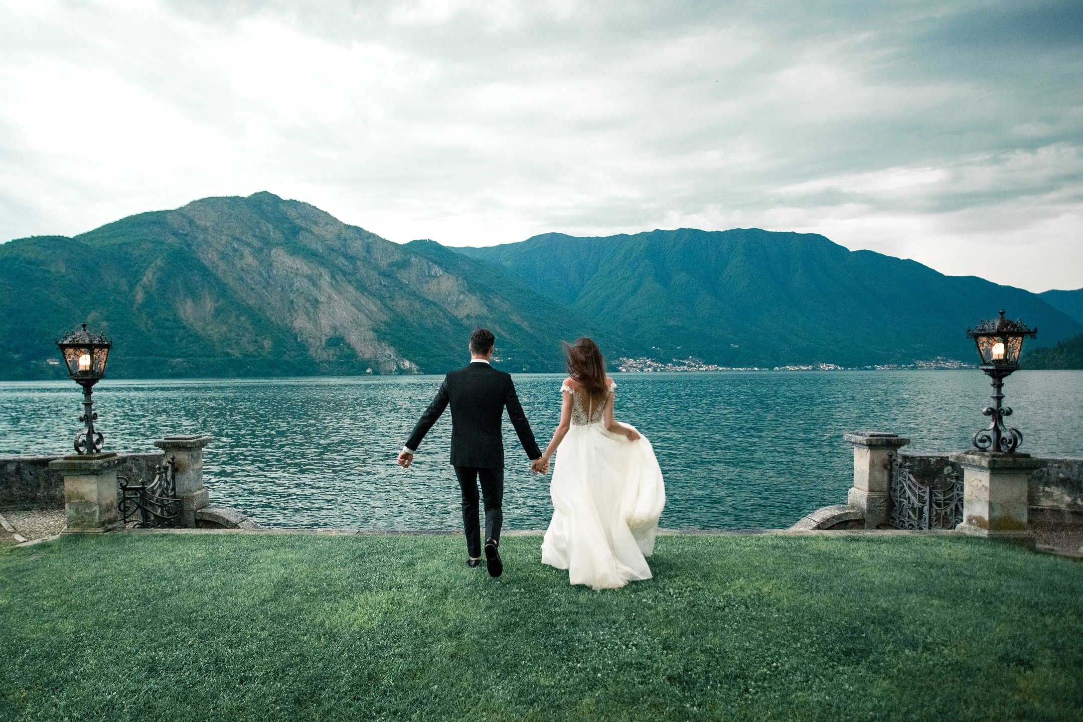 wedding couple the background of the lake and mountains