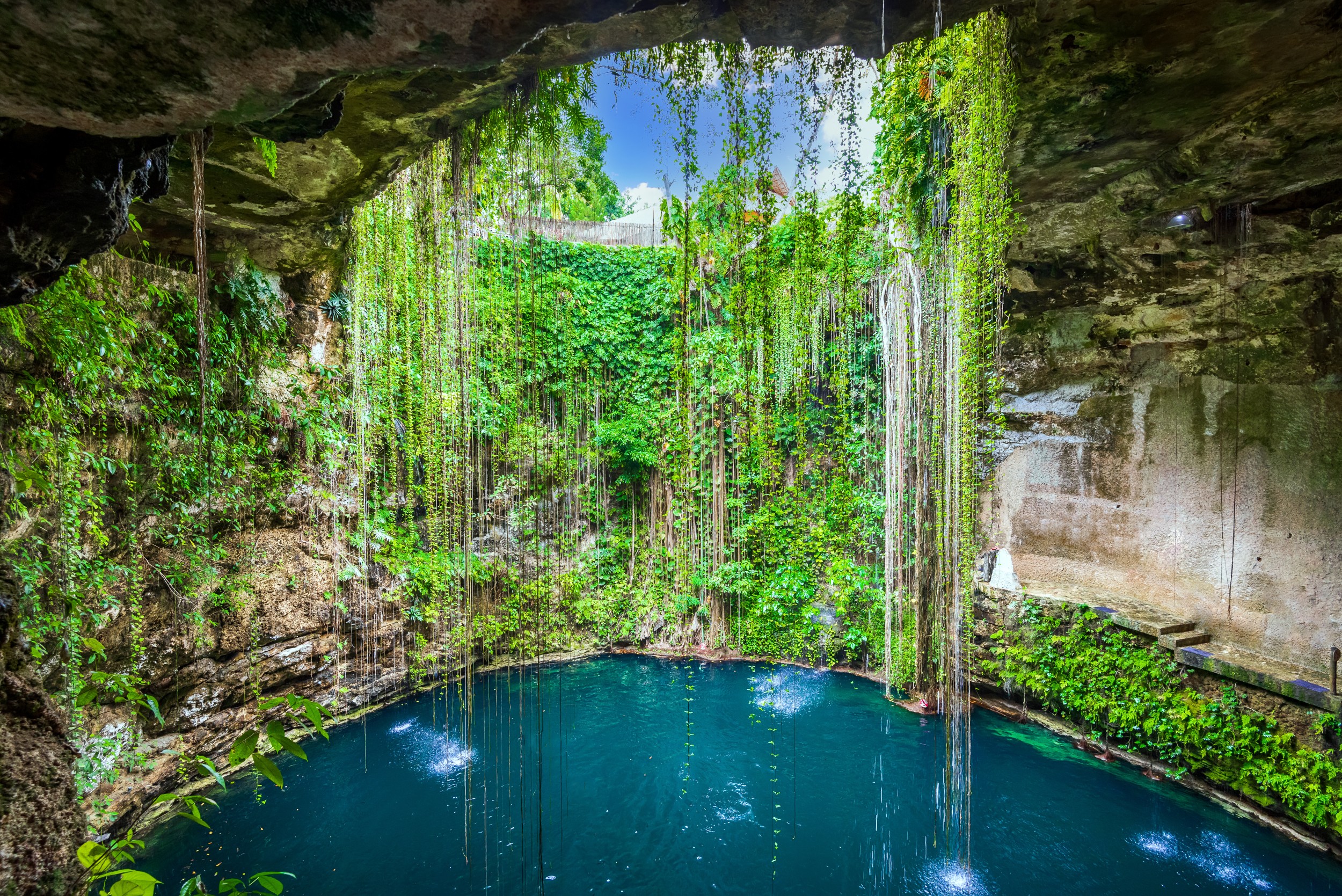 Ik-Kil Cenote in Yucatán Mexico – romantic natural swimming spot for honeymoon in Riviera Maya 2025