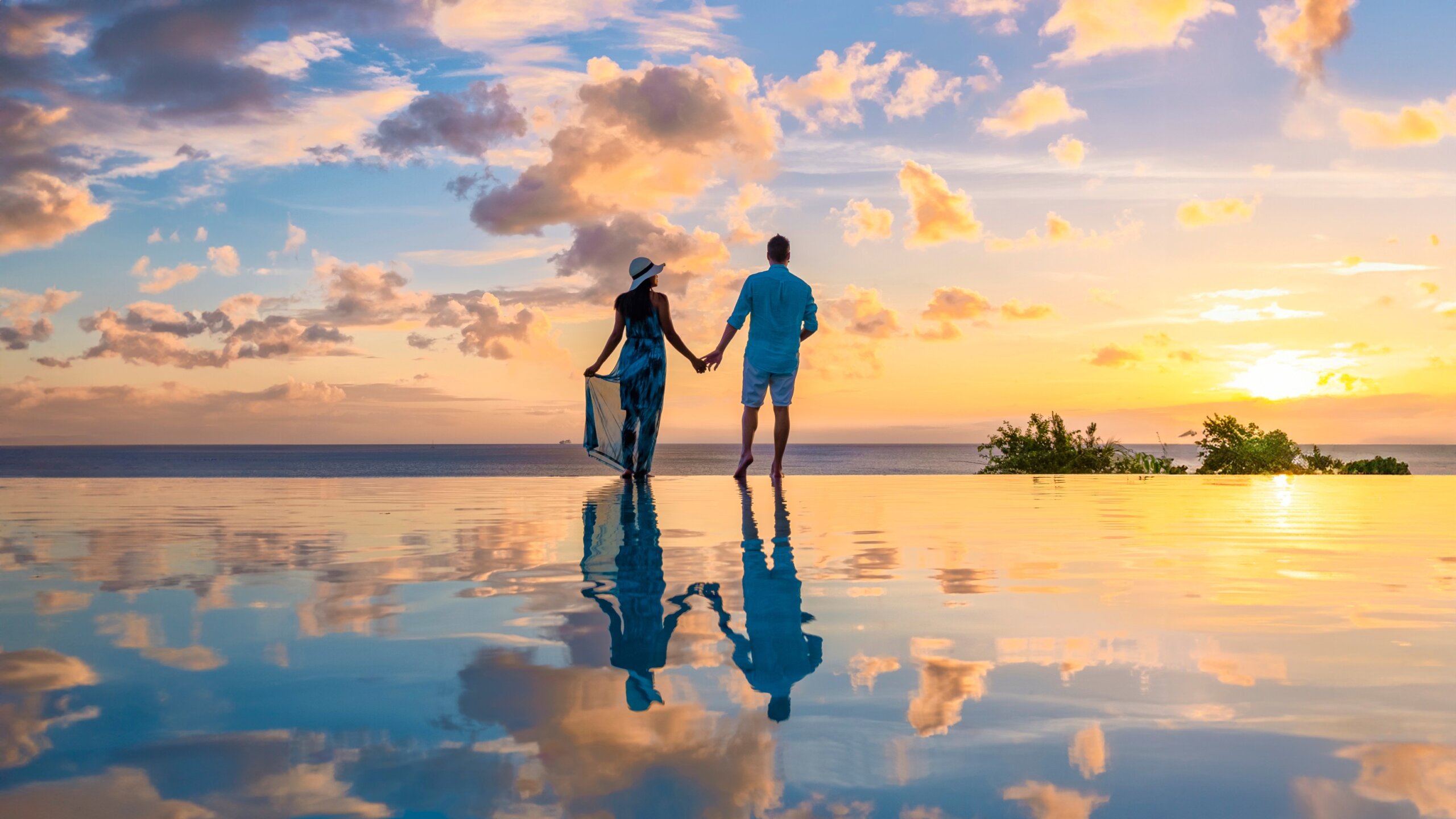 Couple watching sunset in infinity pool in St. Lucia Caribbean – romantic honeymoon destination 2025 with luxury ocean views