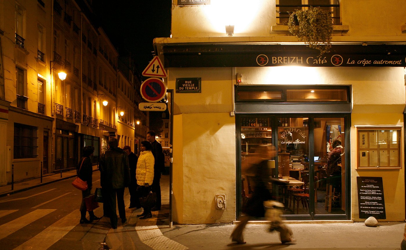 Paris café serving Breton crêpes and cider in a modern, cozy setting.