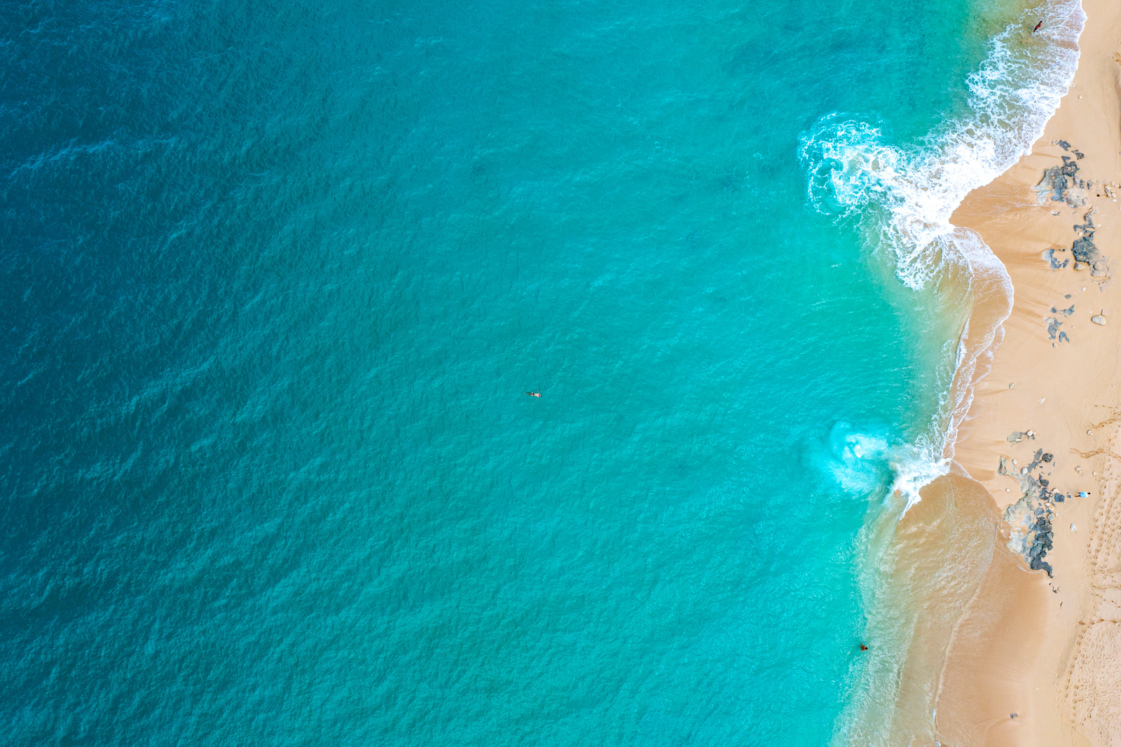 Baie Longue, Saint Martin – Long stretch of white sand and calm turquoise water at Baie Longue Beach, Saint Martin.