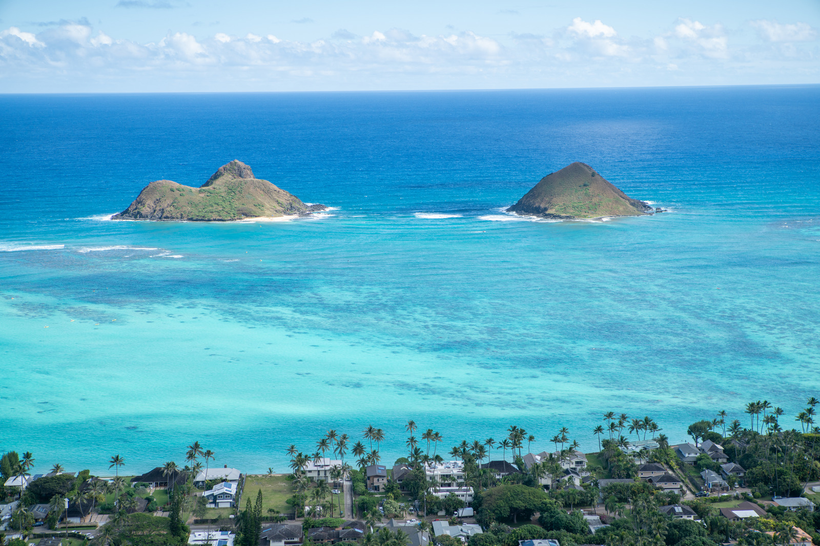 Lanikai Beach, Oahu, Hawaii – Shallow turquoise waters and Mokulua Island views at Lanikai Beach, Oahu, Hawaii.