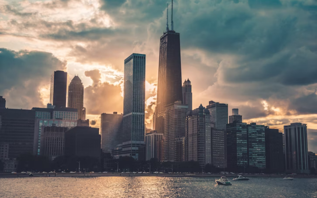 Chicago skyline at sunset with Lake Michigan – family-friendly Thanksgiving getaway in 2025.