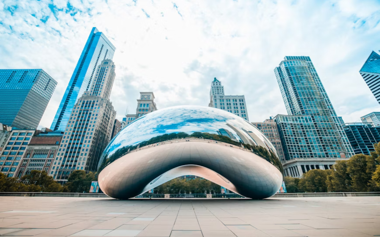 Cloud Gate sculpture in Chicago’s Millennium Park, a popular city Thanksgiving vacation destination for families.