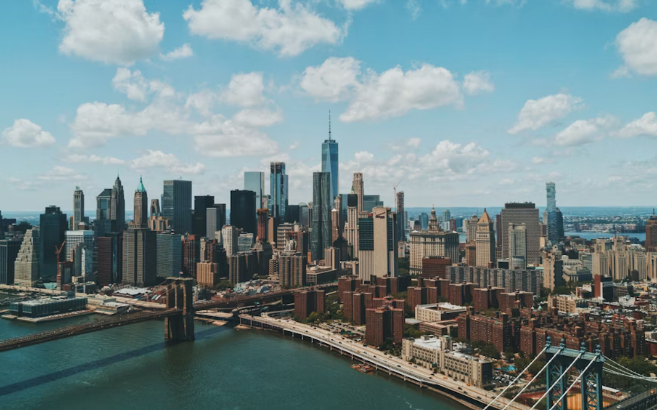 Manhattan skyline and Brooklyn Bridge – New York City Thanksgiving getaway for families.