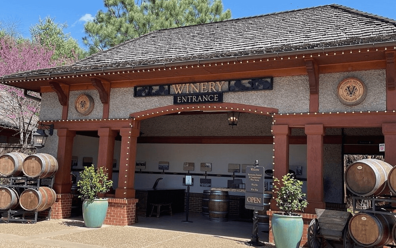  estate is so vast that the winery is often overlooked or missed. The winery offers a self-guided tour, tastings, and supplies bottles for some of the dining as well.