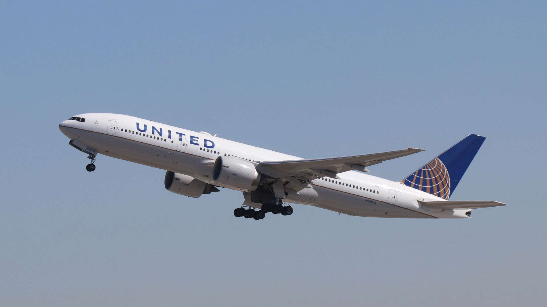United Airlines plane taking off, representing the carrier often criticized for poor flight crew service and passenger complaints.