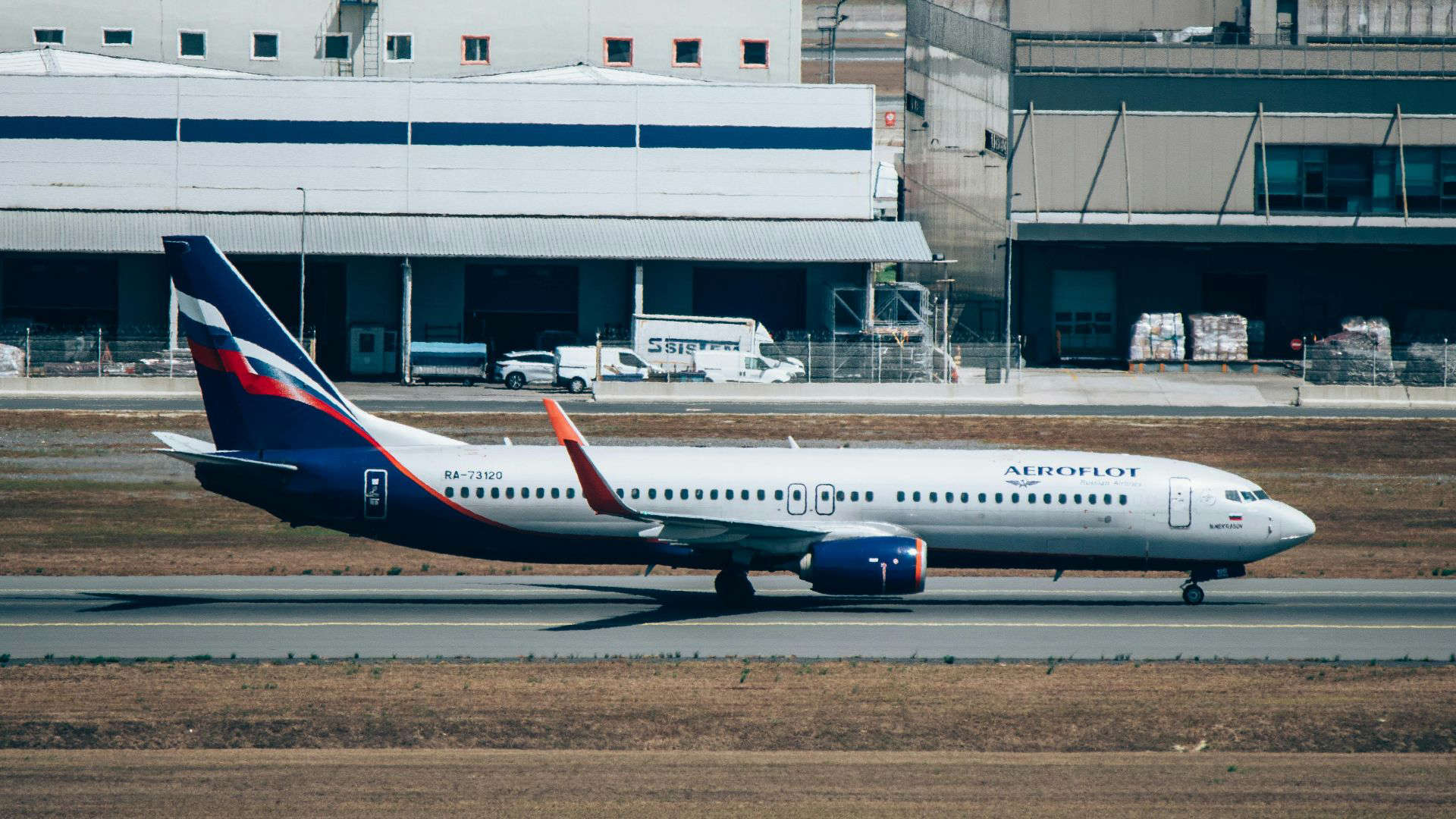 Aeroflot passenger plane taxiing on runway, symbolizing the airline’s strict service style and poor crew reputation.