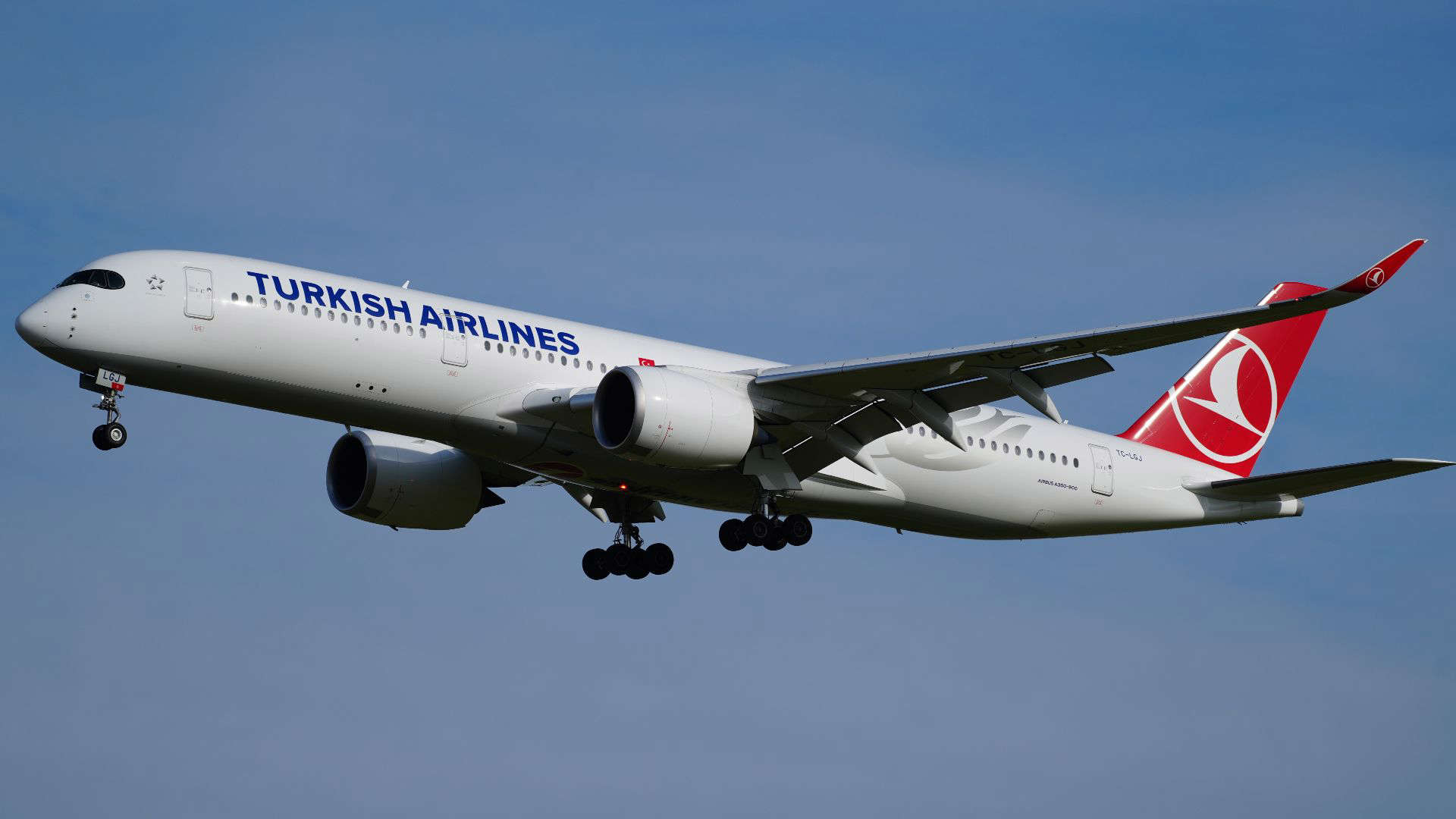 Turkish Airlines plane in flight, representing the airline’s warm hospitality and cabin crew praised for excellent in-flight service.