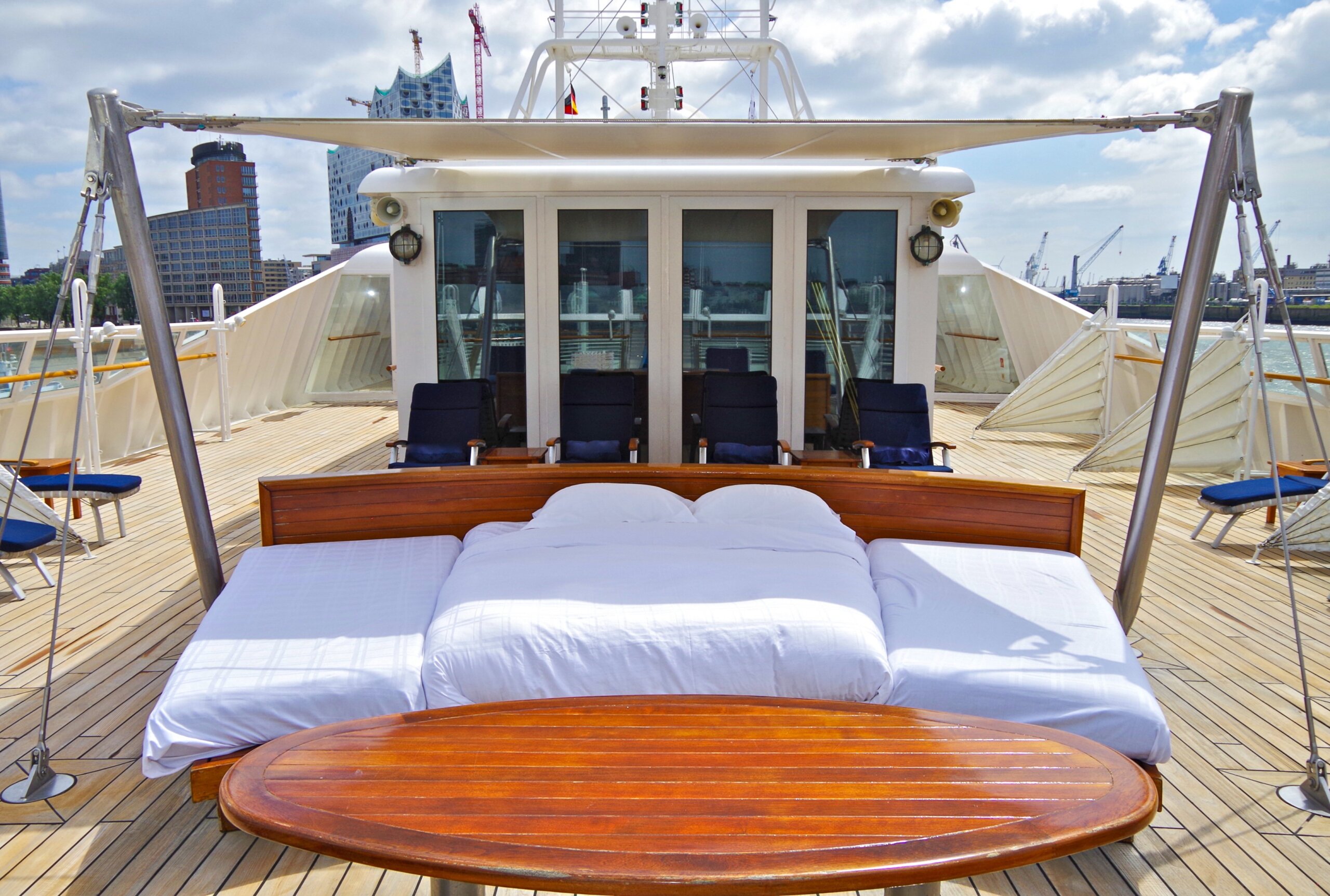 Bali balinesisches Doppelbett Bett unter freiem Sternenhimmel Himmel auf Luxus Kreuzfahrtschiff Yacht Seadream 1 Seadream 2 Seadream Yacht Club