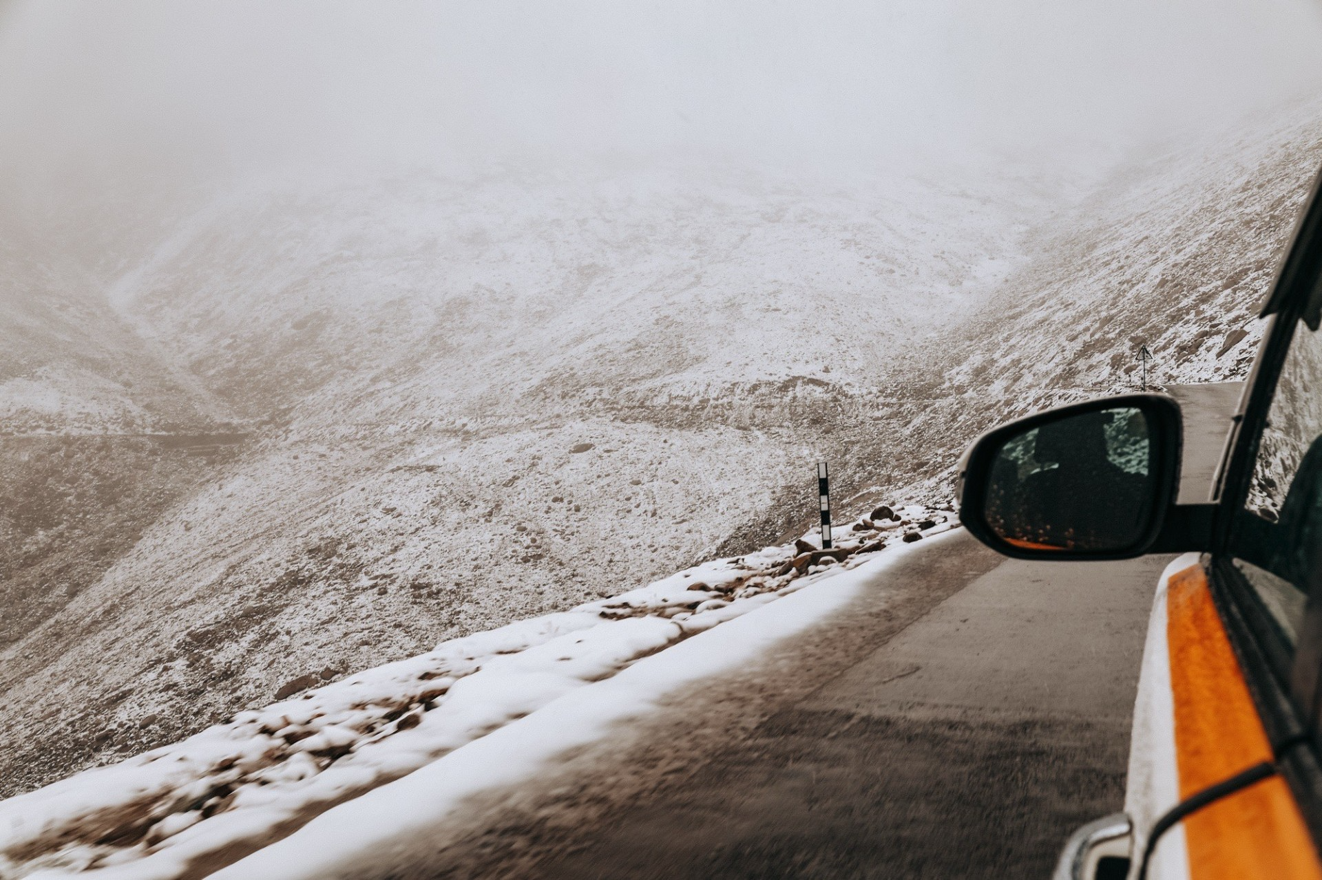 Snowfall at Kardung La. 