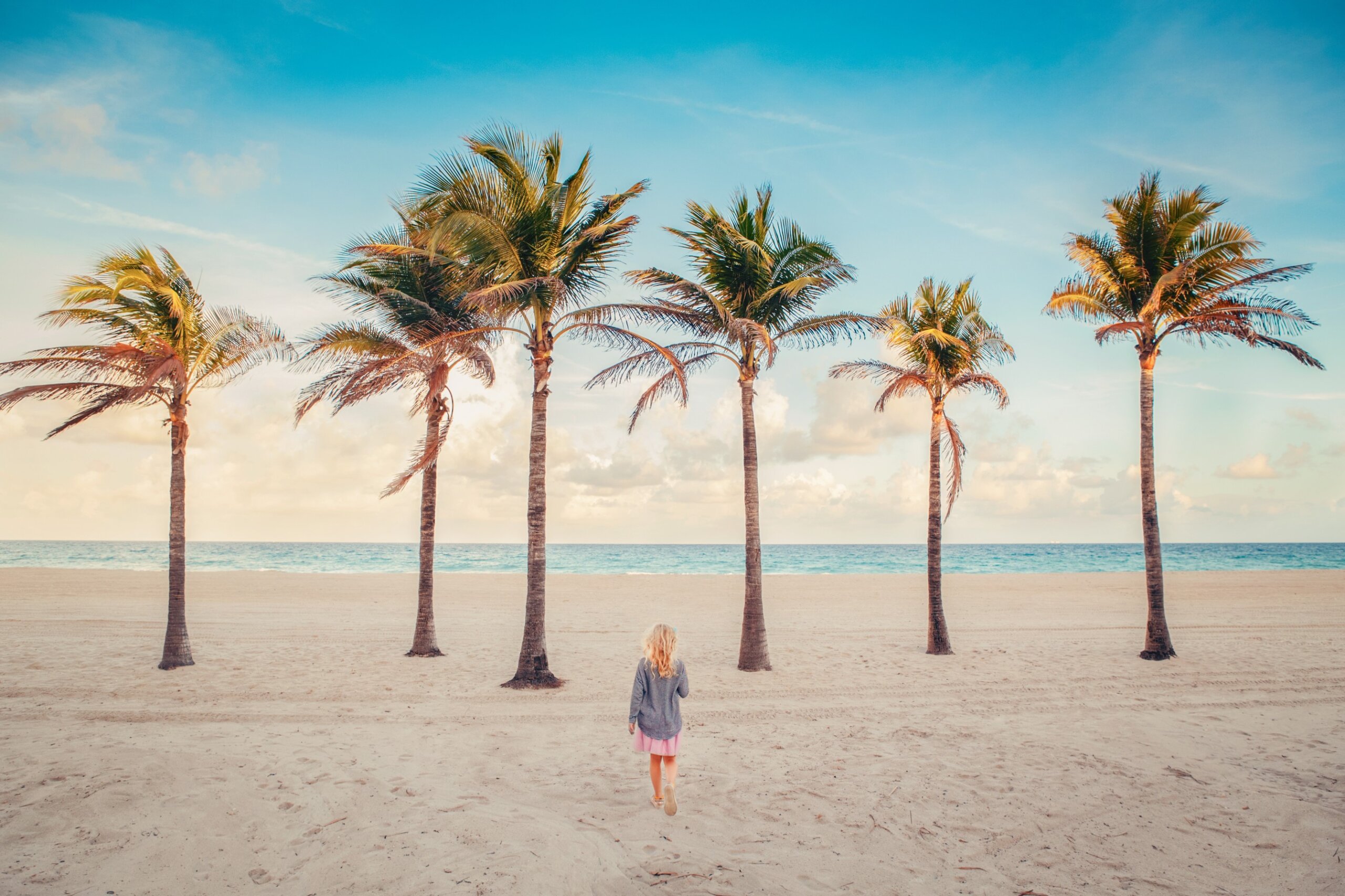 Empty Florida beach during tourism decline in 2025 as visitor numbers drop across the Sunshine State. (Adobe Stock)