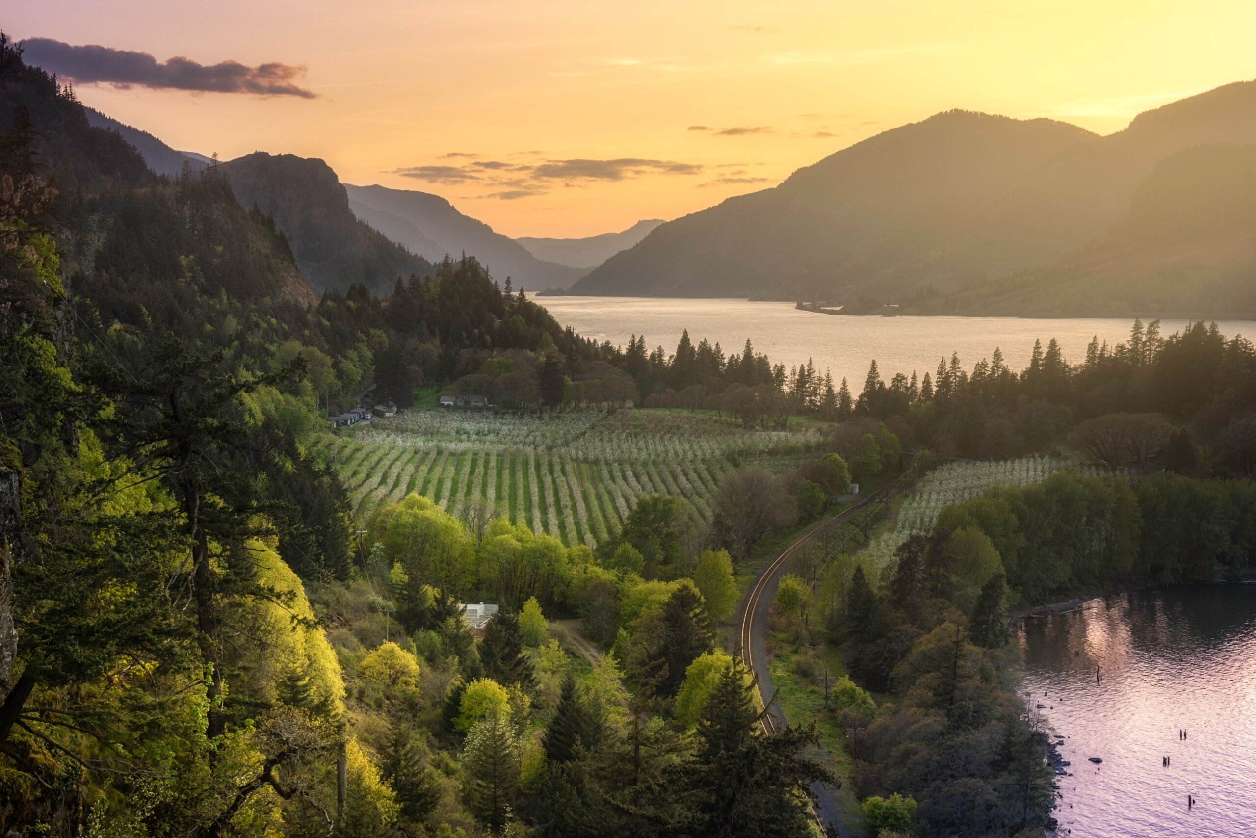 Spring sunset at Ruthton Point, Hood River, Oregon

