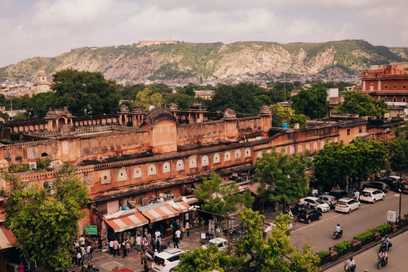 Jaipur street market and heritage buildings showing India’s vibrant culture and diverse food traditions.