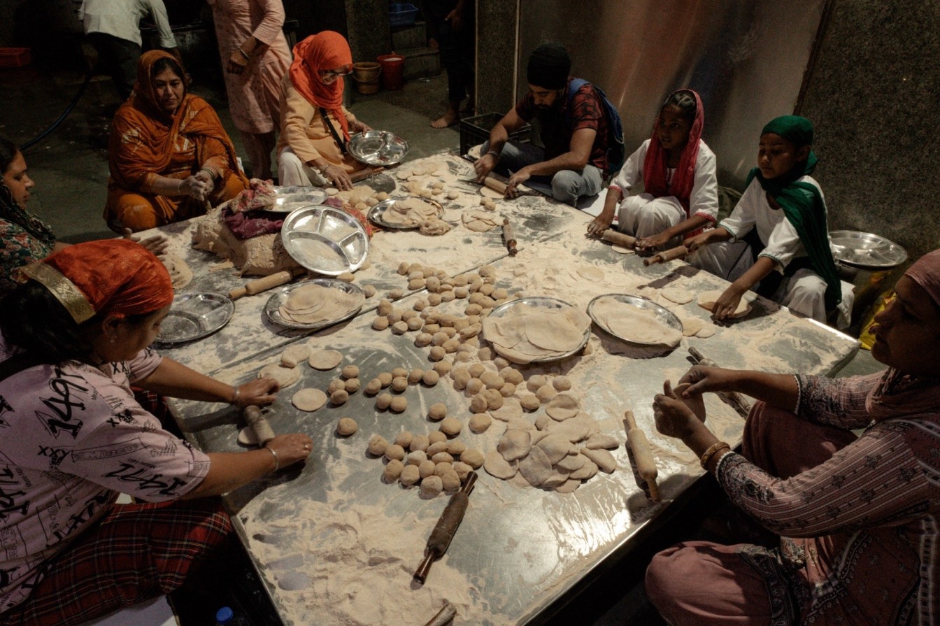 Women volunteering in a Sikh temple in Delhi to assist making chibati and roti. 